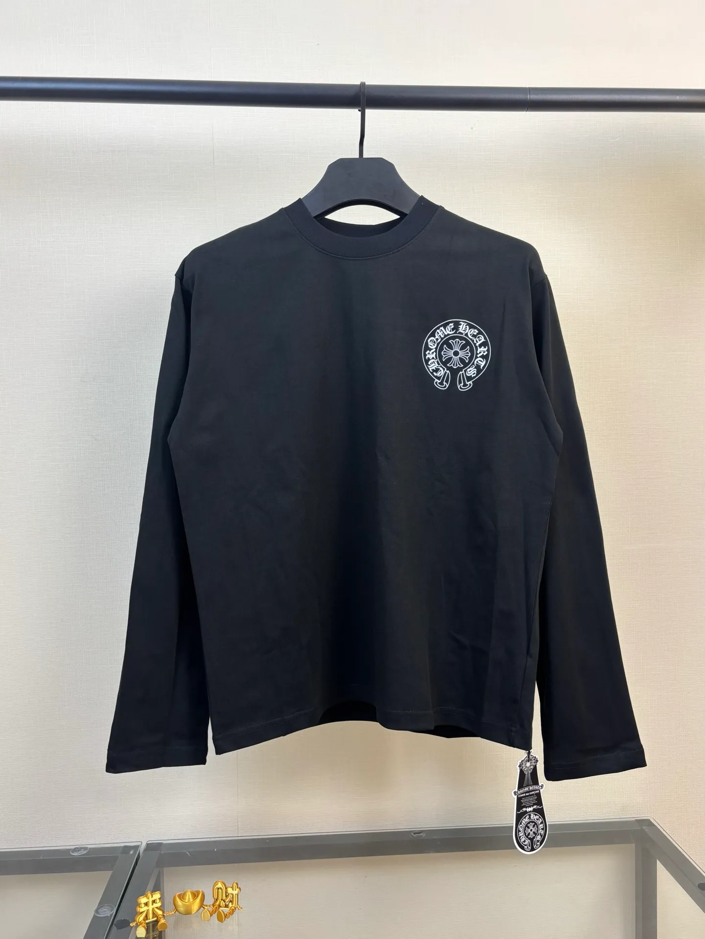 Style number: DC # Chrome Hearts - Crow Hearts Horseshoe Flag Printed Round Neck Long T. The fabric is made of 100% pure cotton fabric with double-ply double yarn. It feels comfortable and soft, and the upper body is comfortable and breathable. The neckline is made of ribs of the same color in the same cylinder, which is not tight or deformed. The horseshoes on the chest are printed, and the expired pattern on the back is printed with water slurry. The overall highlights of the clothes are complex, time-consuming and labor-intensive, made by a large factory, and have a loose version. You can buy it with confidence. Color: Black/White Size: S M L XL